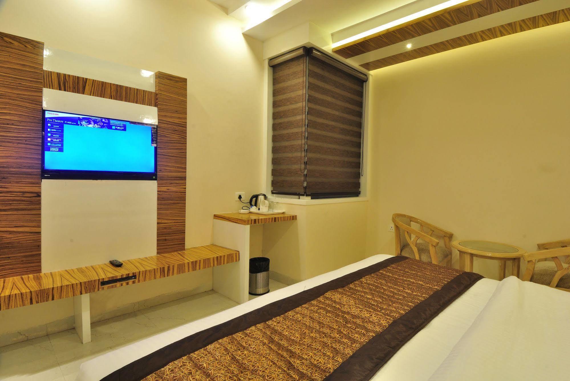 Hotel Aman Continental - 2Mins From Railway Station And 5 Mins From Metro Nuova Delhi Esterno foto